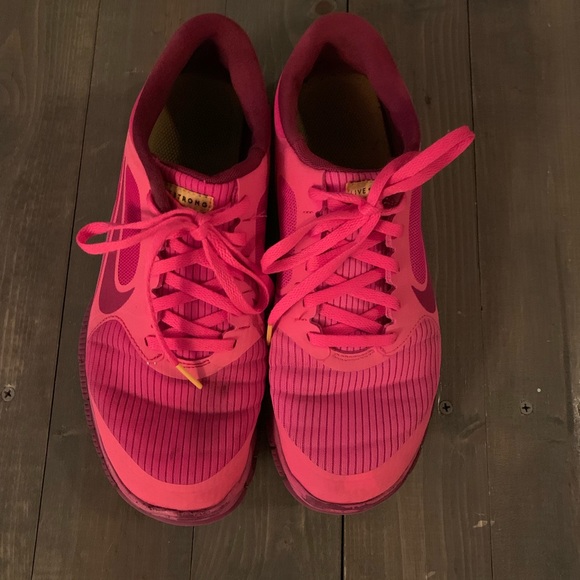 Bright pink Nike running shoes - Picture 5 of 7